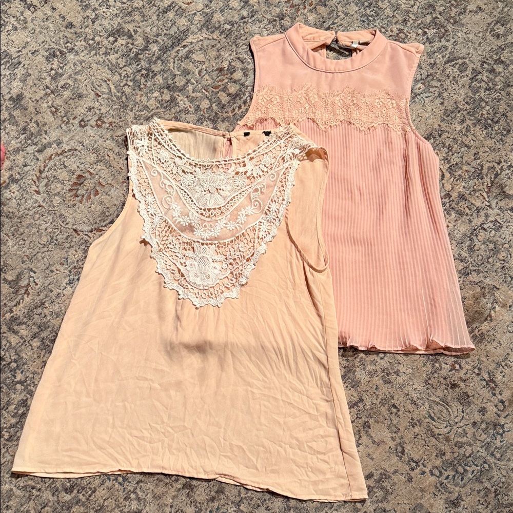 Set of Two Sleeveless Lace Blouses